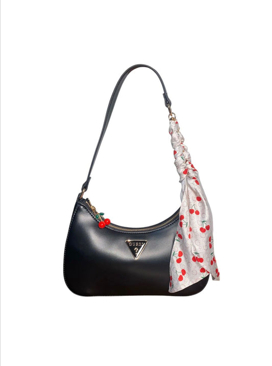 Bolsa Shoulder Bag Negra Guess con Mascada y Charm – Elegante y Moderna