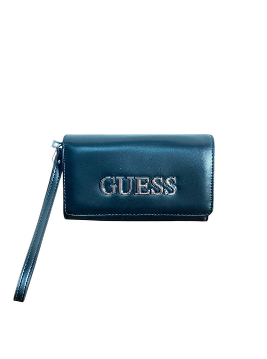 Cartera Clutch GUESS con Asa de Muñeca – Elegancia y Libertad