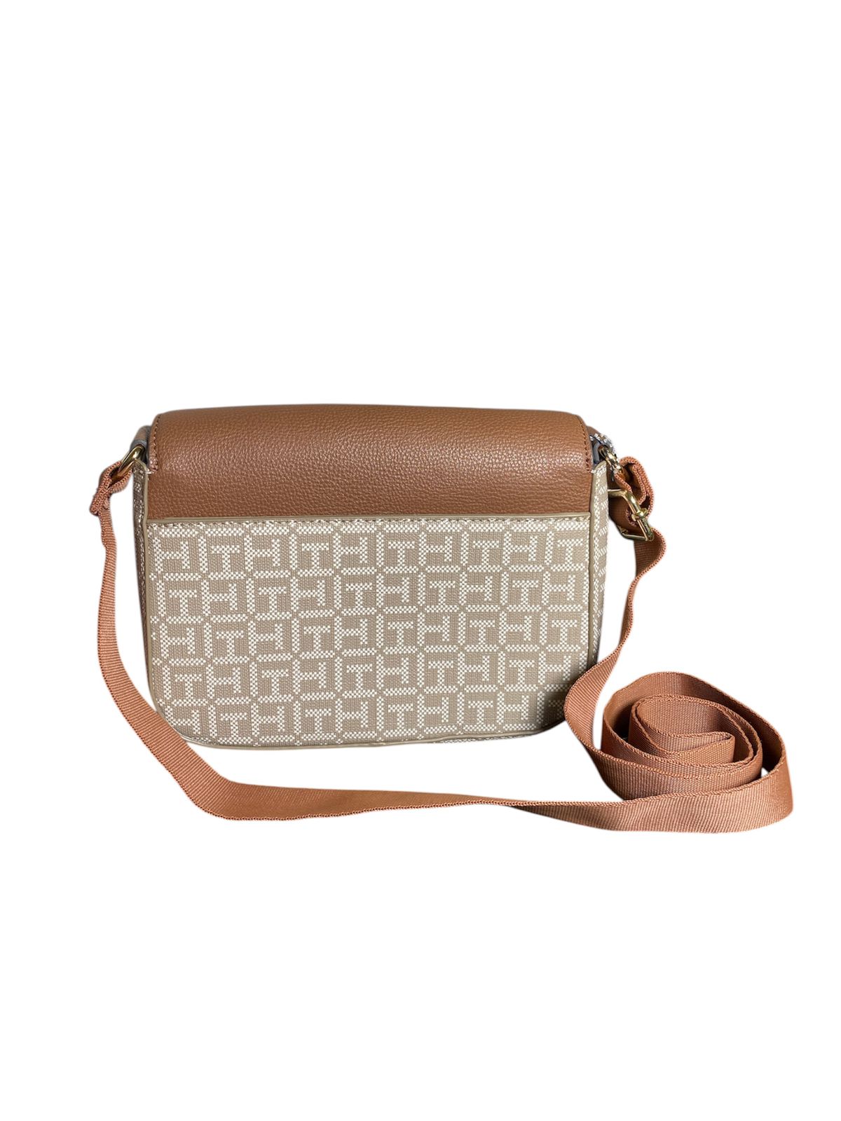 Bolsa Crossbody Tommy Hilfiger – Elegancia Monograma en Tono Camel