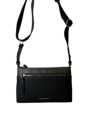 Bolso Calvin Klein Monogram Negro – Elegancia minimalista
