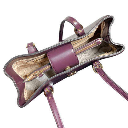 Bolsa Guess al Hombro  – Elegancia en Tono Vino