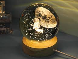 lampara 3D con figura de astronauta con media luna